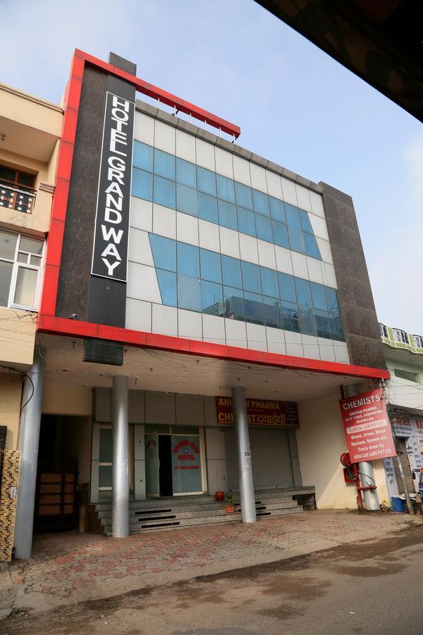 Hotel Grandway Kālka エクステリア 写真